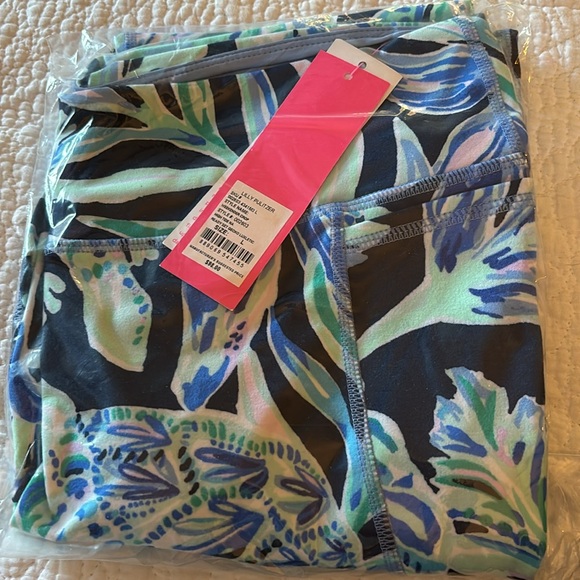 Lilly Pulitzer Weekender Crop. Size Large. NWT in original packaging. - Picture 6 of 6
